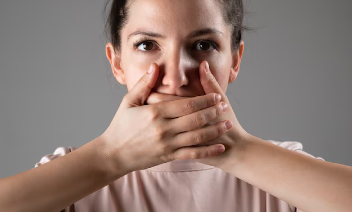 เคยไหม? ต้องเอามือบังปาก ทุกครั้งที่ยิ้ม หรือเกร็งปาก เวลาถ่ายรูป…